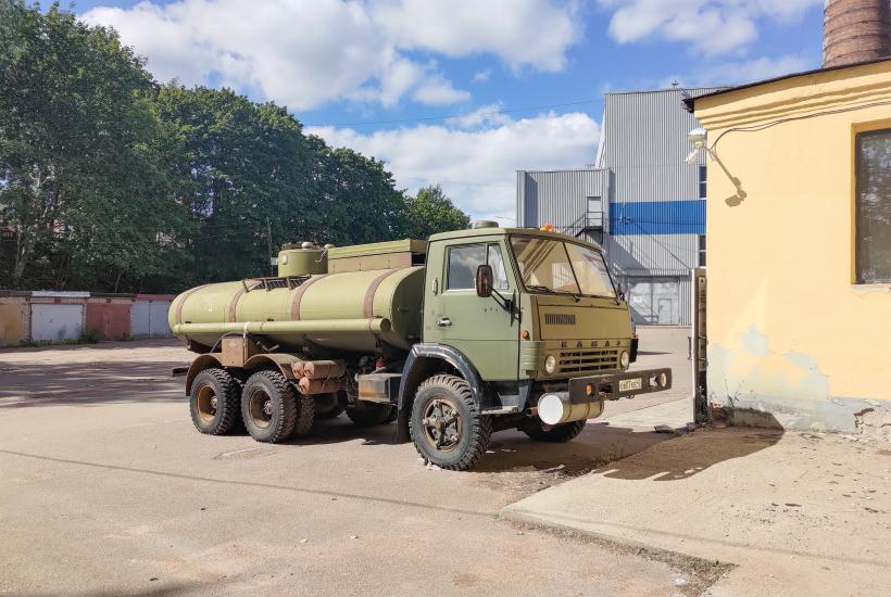 КамАЗ-топливозаправщик в депо КамАЗ-топливозаправщик в депо
