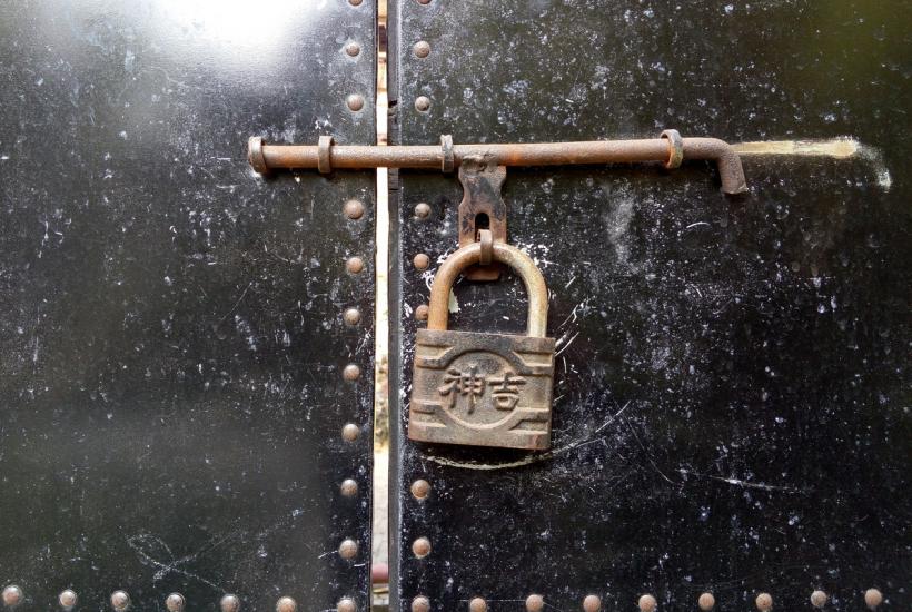 Замок на двери