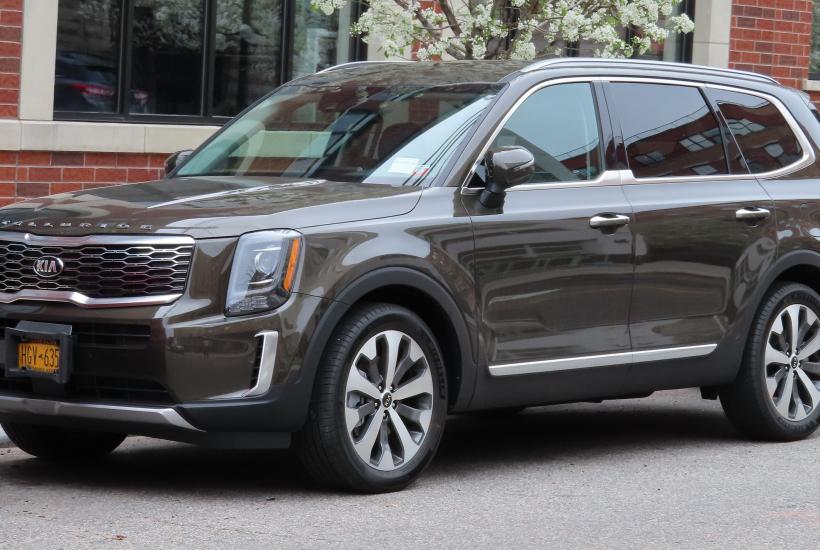 Внедорожник Kia Telluride на улице
