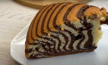 Какао-порошок добавляют в половину теста для создания узора в мраморном кексе