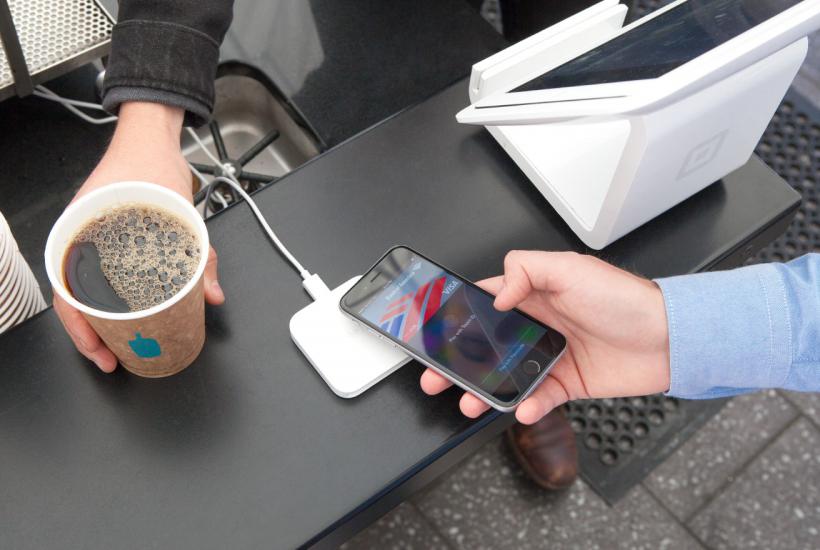 Оплата кофе с помощью приложения Apple Pay Оплата кофе с помощью приложения Apple Pay