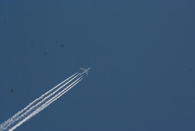 Инверсионный след самолёта