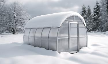 Очистка снега с теплицы из поликарбоната без лопаты снижает риск повреждений