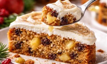 Изюм замачивают перед выпечкой для мягкой текстуры пирога