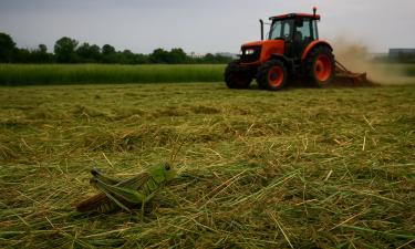 Закупки рухнули на 64%: как на Ставрополье пытаются вернуть технику в поля