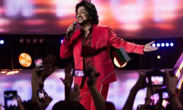 Киркоров с трудом шёл по лестнице, опираясь на охранника