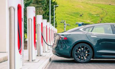 Электрокар не останется без тока: эти приложения и станции зарядки спасают водителей