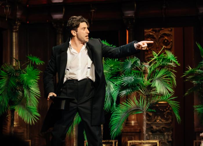 В Театре на Трубной в марте показывают "Красавца мужчину"