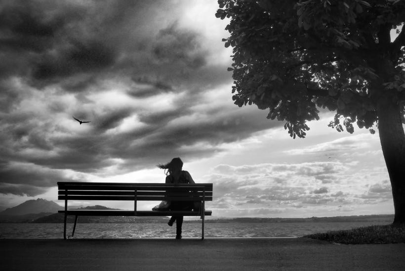 Девушка на скамейке