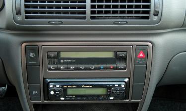 Телефон можно подключить к классическому авторадио без замены — Car And Motor