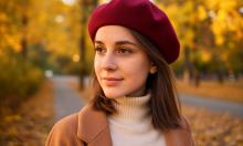 Шарфы, береты и кепки заменяют зимой шапки — стилисты