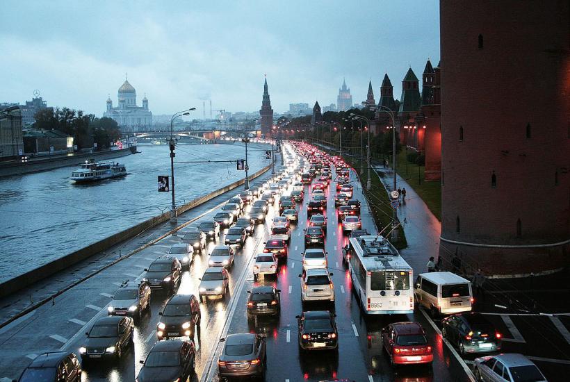 Вечерняя пробка у Кремлёвской стены в Москве Вечерняя пробка у Кремлёвской стены в Москве