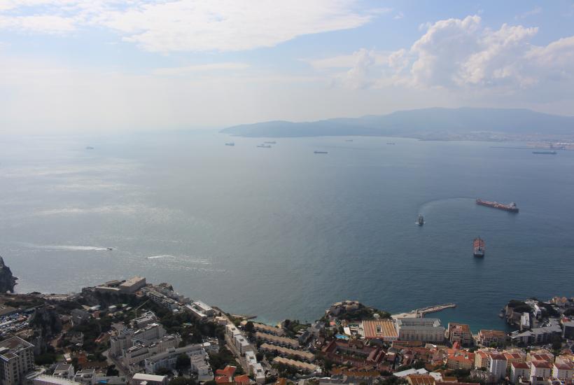 Вид на Гибралтарский пролив. Вдалеке самая южная точка Европы - Тарифа. - panoramio
