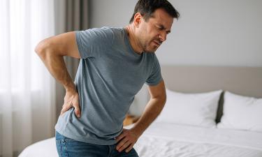 Как безопасно тренироваться при сколиозе: советы для зала и бассейна