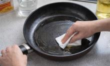 Сковороду рано выбрасывать: простой домашний способ возвращает антипригарный эффект