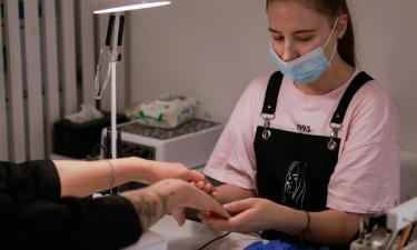 Тёмно-коричневый лак стал трендом для коротких ногтей зимой 2026 года — Instyle