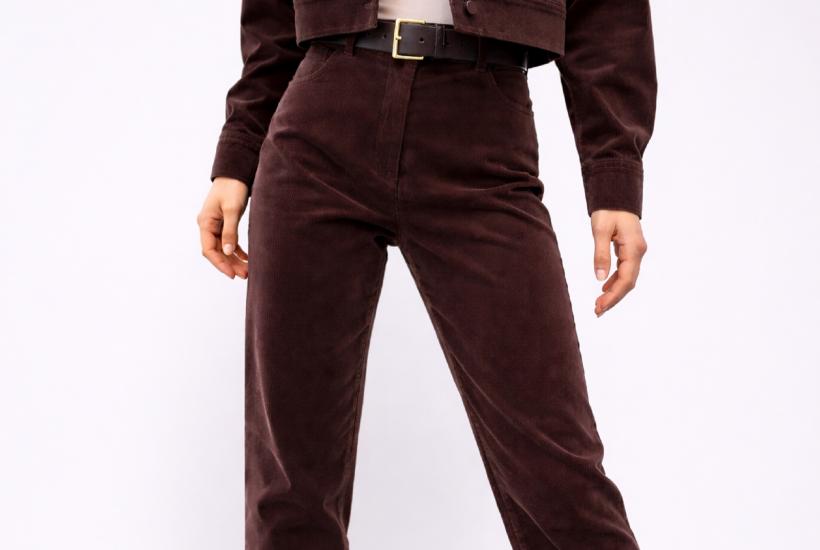 Женщина в вельветовом костюме