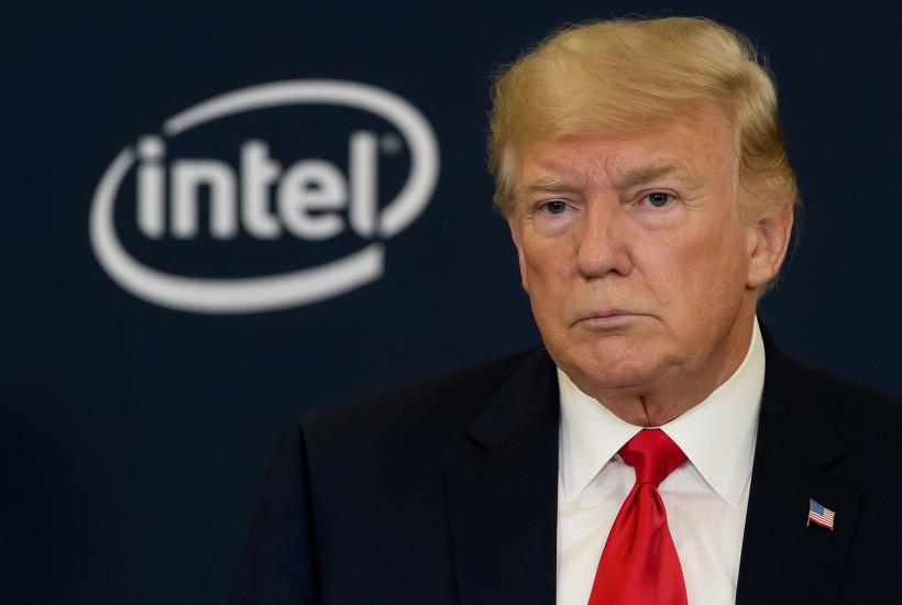 Трамп на фоне интел