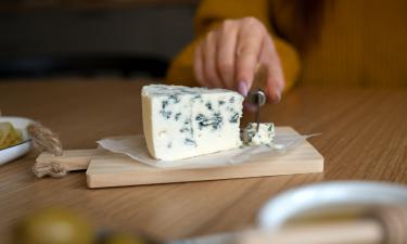 Сыр с личинками: почему гурманы рискуют жизнью, чтобы попробовать касу марцу