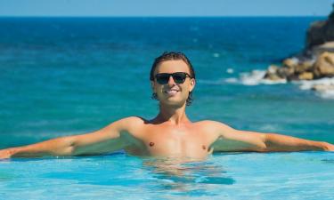 От продавца до водителя троллейбуса: чем могли бы заниматься звёзды РФ по версии Прохора Шаляпина