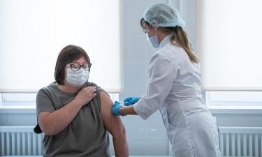 Осенний вызов для пожилых: почему пожилым людям жизненно важны прививки против гриппа и пневмококка