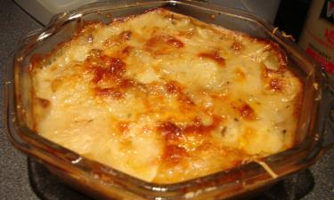 Майонез для создания мягкого теста в пироге с фаршем и картошкой используют повара