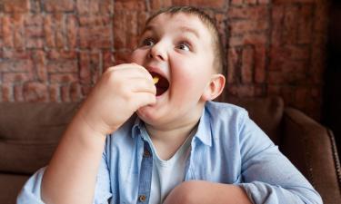 Невинный перекус — опасные последствия: как детское питание влияет на взрослые болезни