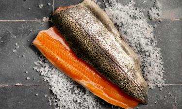 Для разделки форели используются острый нож, кухонные ножницы и бумажные полотенца