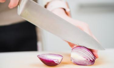 Медленная резка тупым ножом усиливает слезотечение глаз