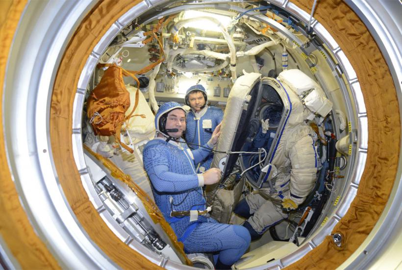 Космонавты