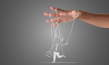 Иллюзия реальности: как газлайтинг перепрограммирует мозг, манипулируя