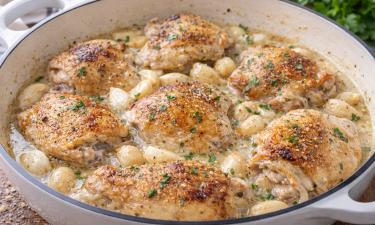 Чеснок, масло и немного терпения: курица, от которой никому невозможно оторваться