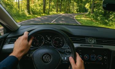 Эксперты объяснили, почему в электромобилях чаще укачивает — эффект электрокинетоза