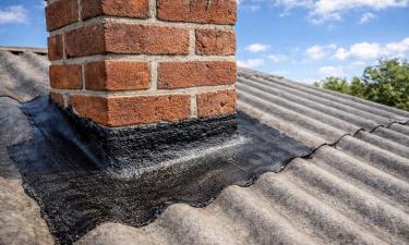 Примыкание дымохода герметизируют мастикой с армированием