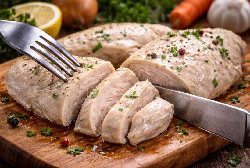 Сочная варёная куриная грудка