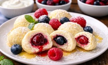 Творог и ягоды объединились без сковородки: лёгкий рецепт, который обыгрывает сырники