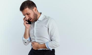 Врач назвал популярную утреннюю привычку, которая уничтожает ЖКТ