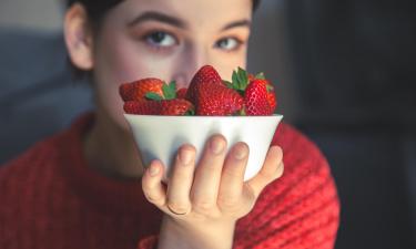 Яблочная кислота в клубнике осветляет эмаль