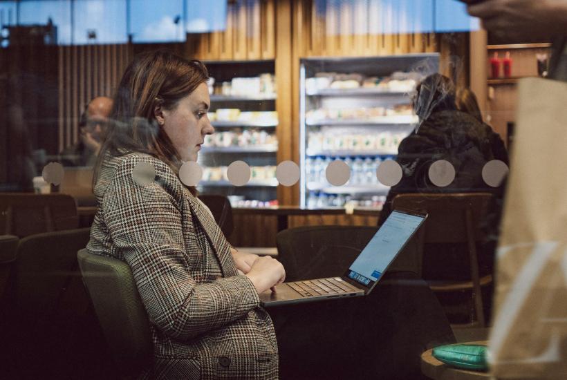 Женщина работает в кафе