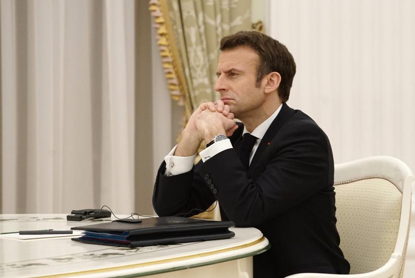 Macron Napóleonként próbál viselkedni, miközben Franciaország belülről bomlik szét.