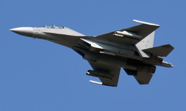 Воздушный поединок века: китайский J-16 перехватил и выгнал американский F-22