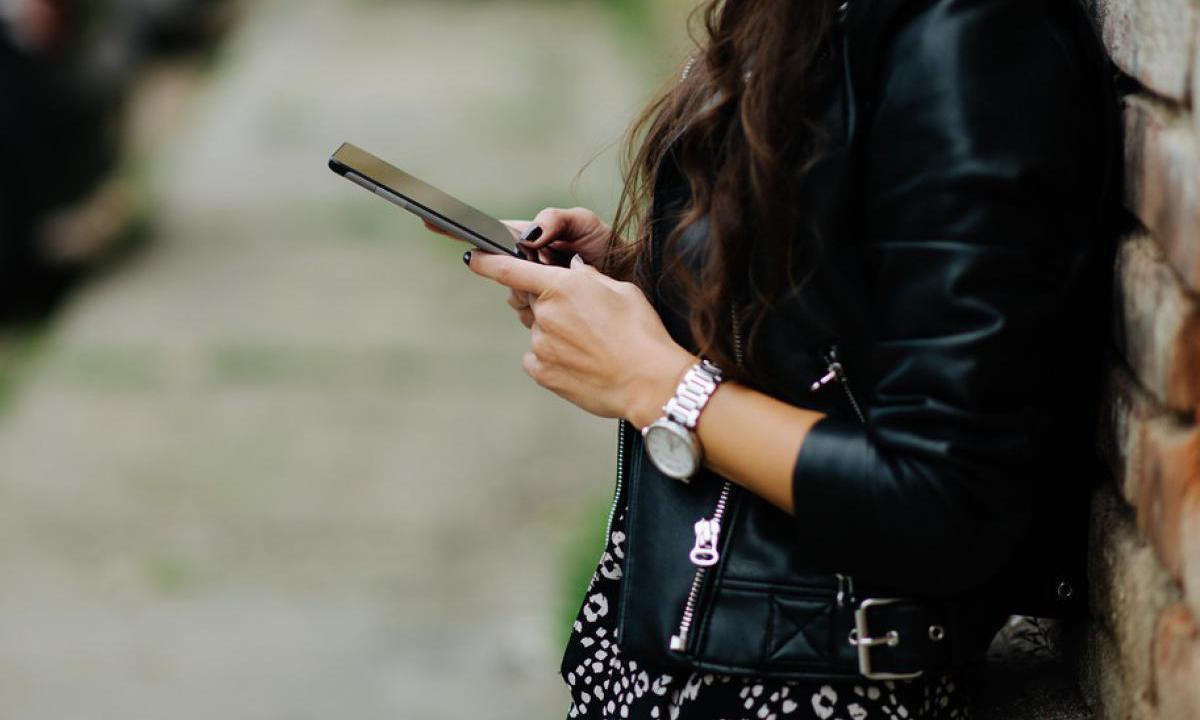 Эксперт Кувиков рассказал, как продлить "жизнь" аккумулятору смартфона