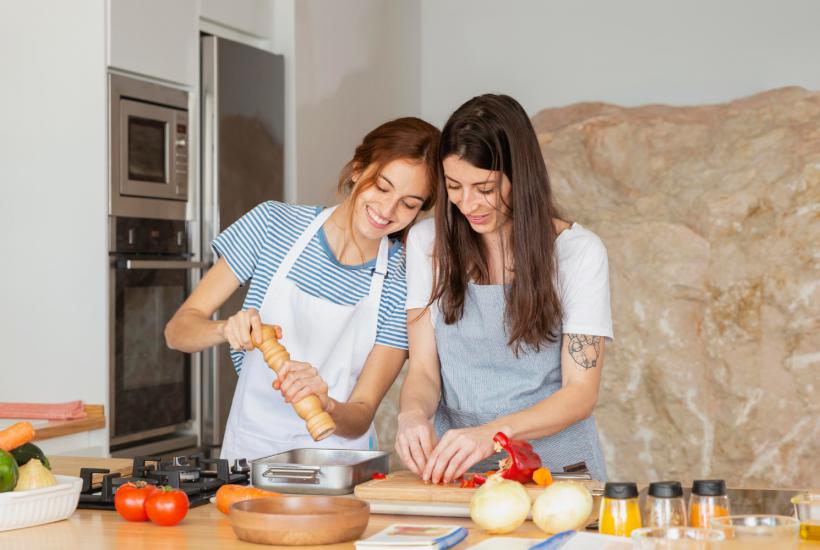 Девушки готовят еду Девушки готовят еду