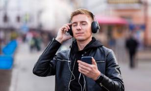 Аналитик Муртазин: долгое ношение наушников грозит болезнями слуха