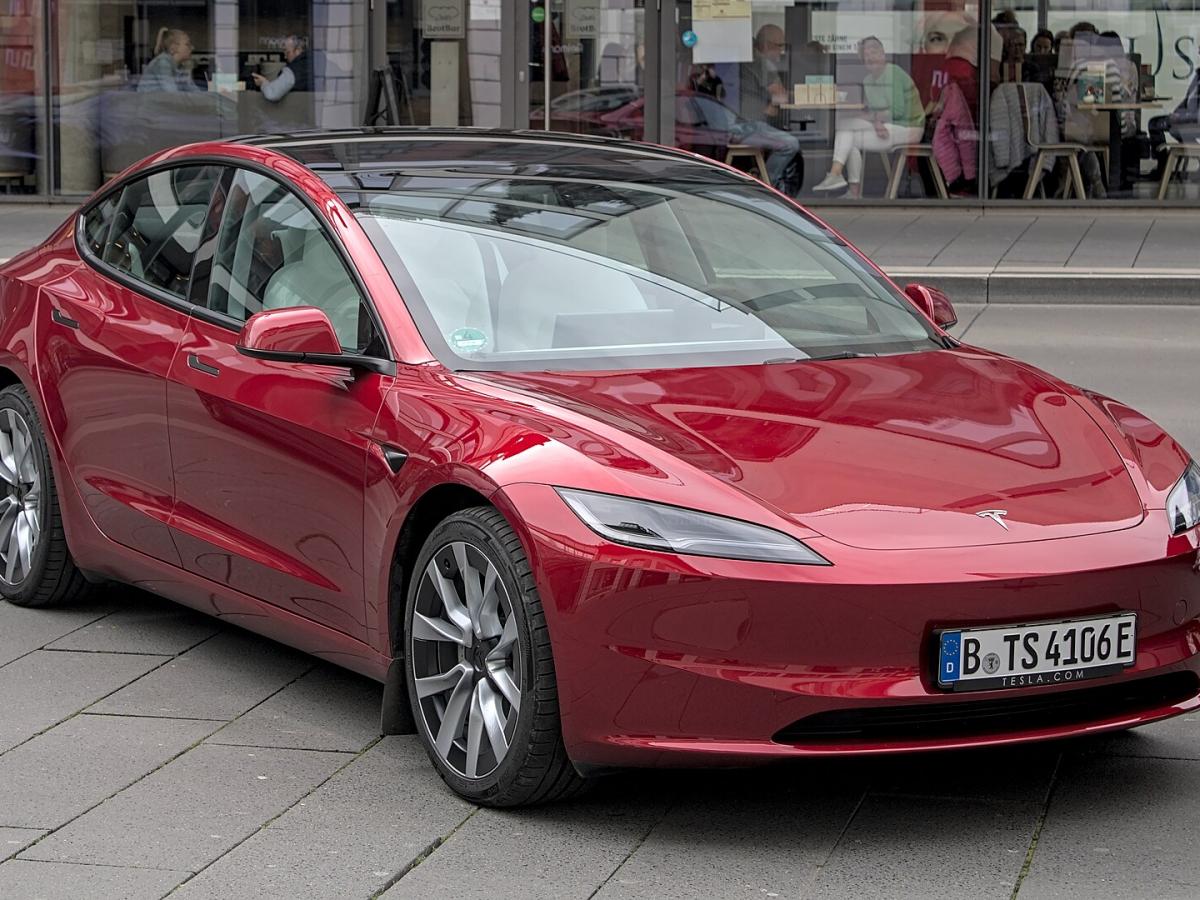 Электрический флагман вернулся к классике: Tesla Model 3 снова с подрулевым переключателем и камерой