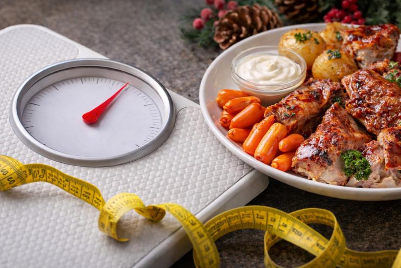 Весы рядом с едой