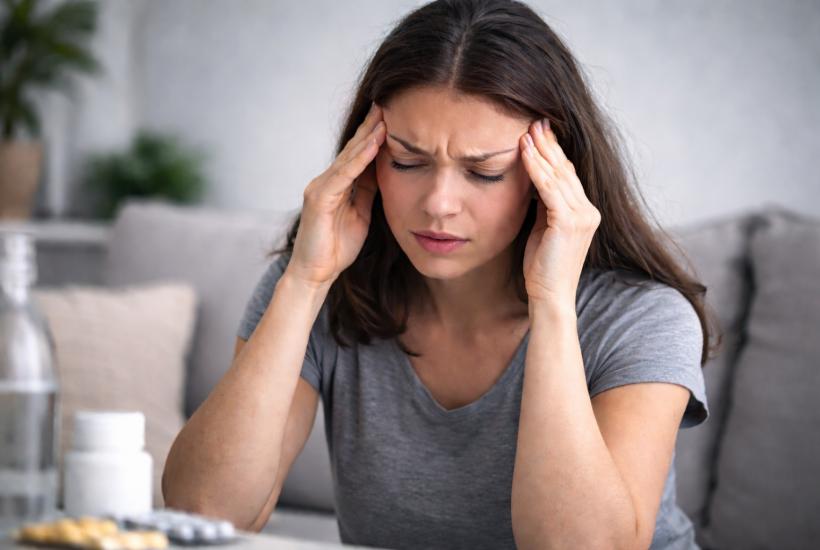Девушка с головной болью
