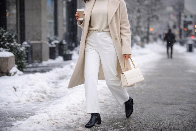 Девушка в белых брюках