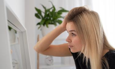 Волосы сыпятся, как осенние листья? Названы 4 гормональных врага вашей шевелюры