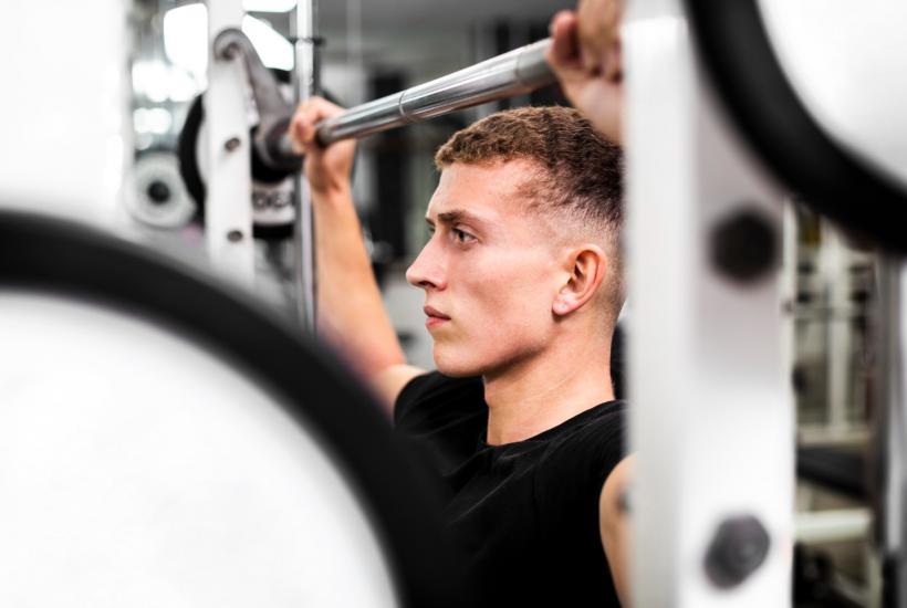 Тренировка в спорт зале Тренировка в спорт зале